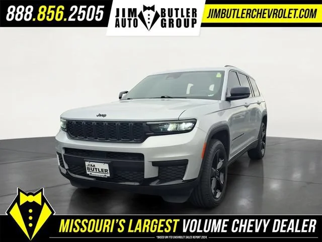 Used 2021 Silver Jeep Altitude 4x4 image 1