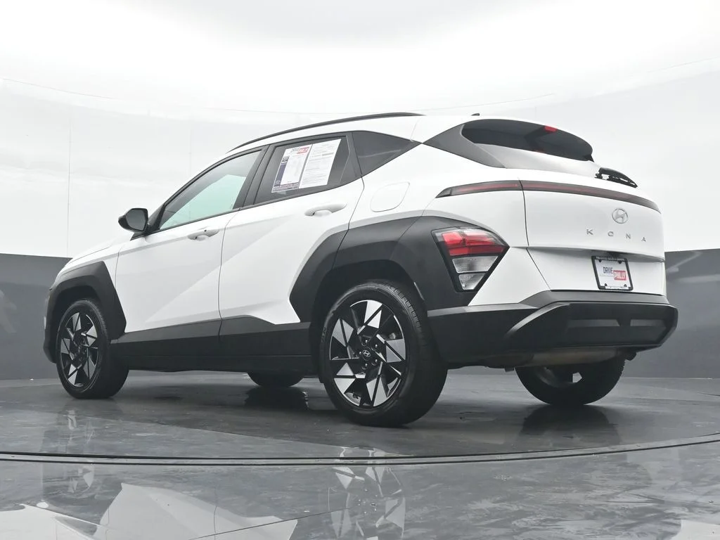 Used 2025 White Hyundai SEL image 29
