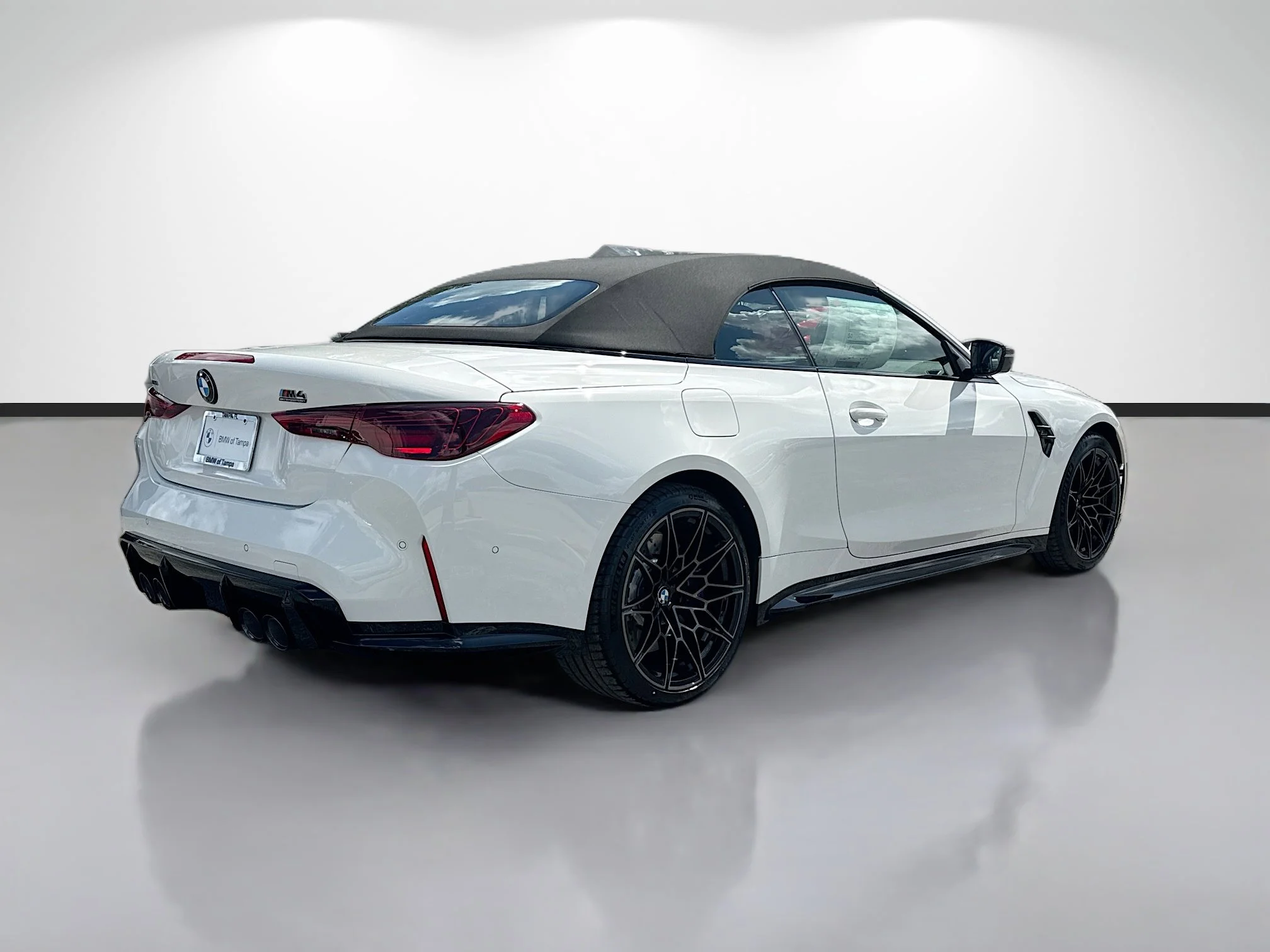 New 2027 Alpine White BMW Competition xDrive image 3