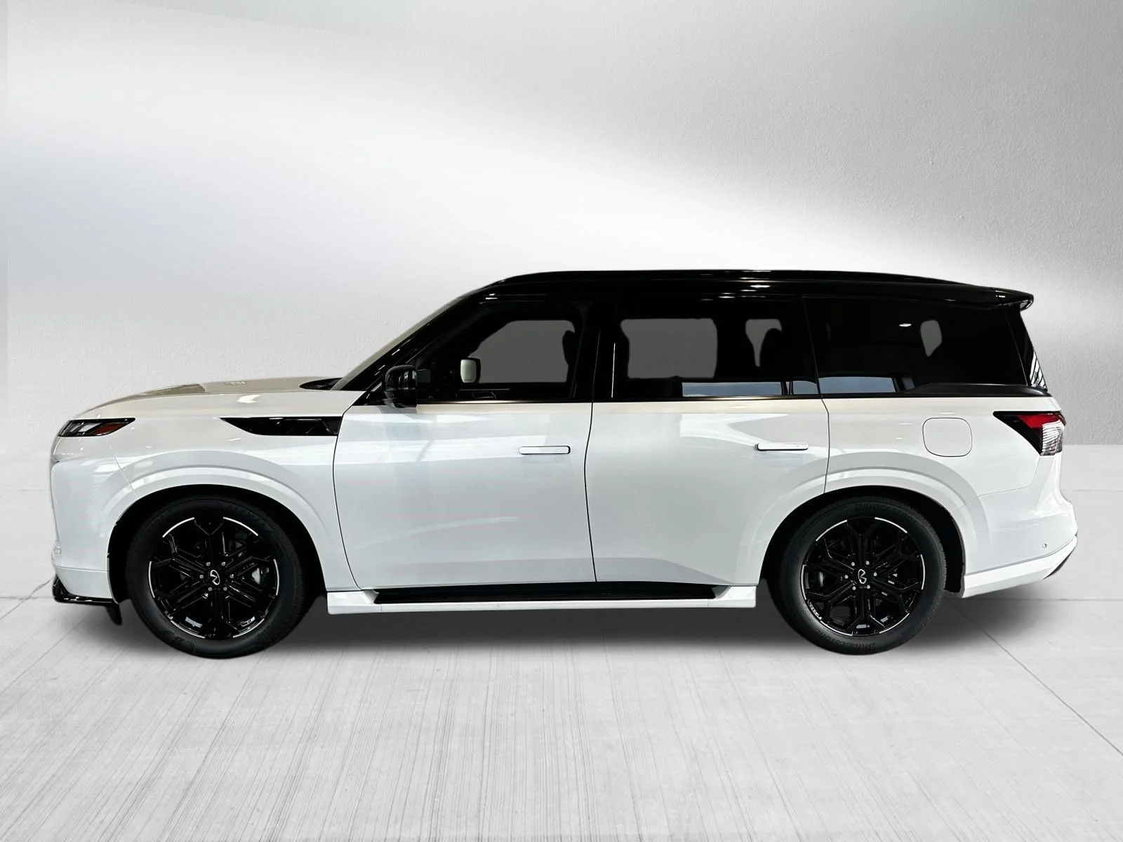 New 2027 2T RADIANT WHIT INFINITI Sport 4WD image 2