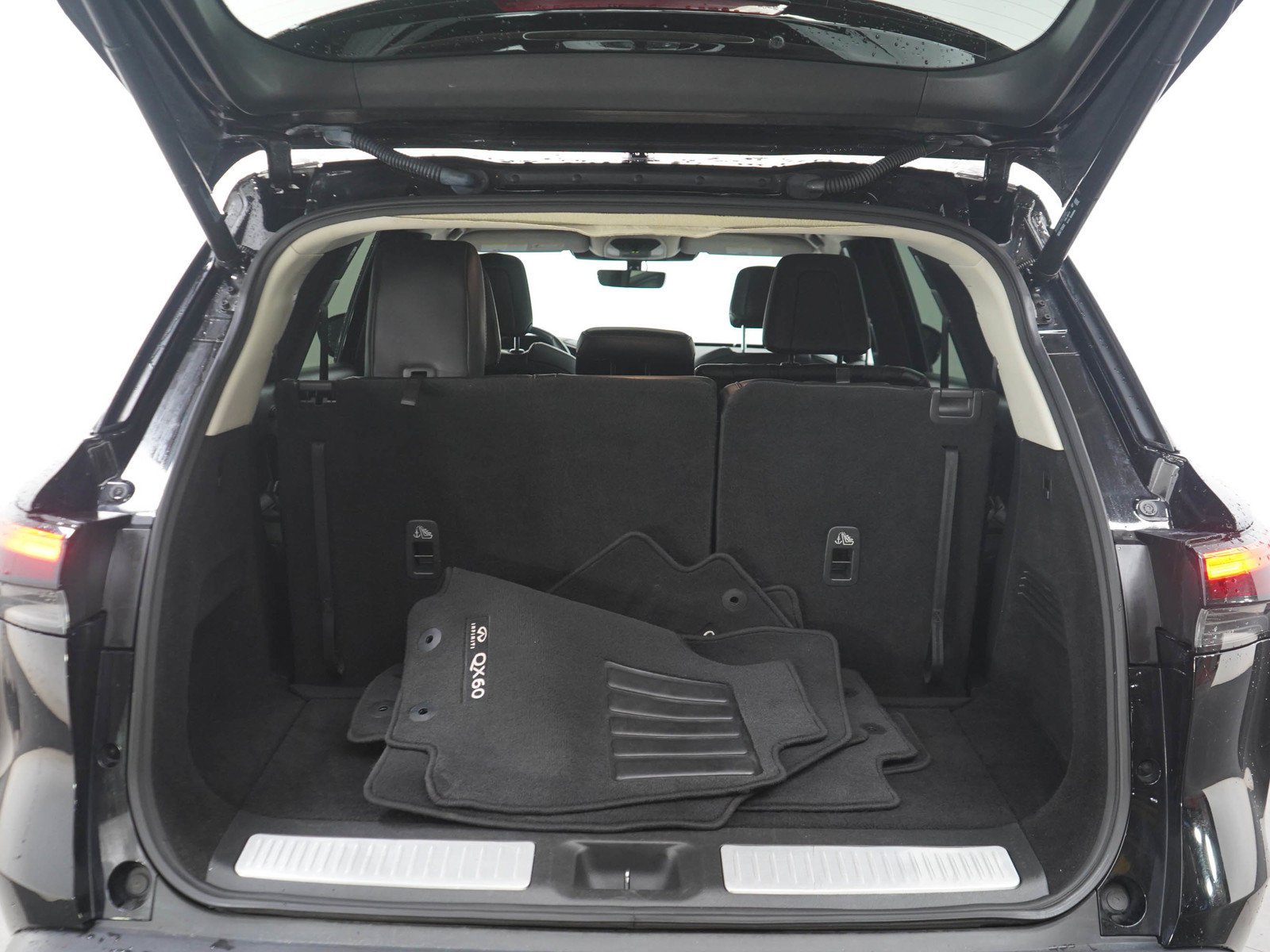 Used 2023 Mineral Black INFINITI LUXE image 17