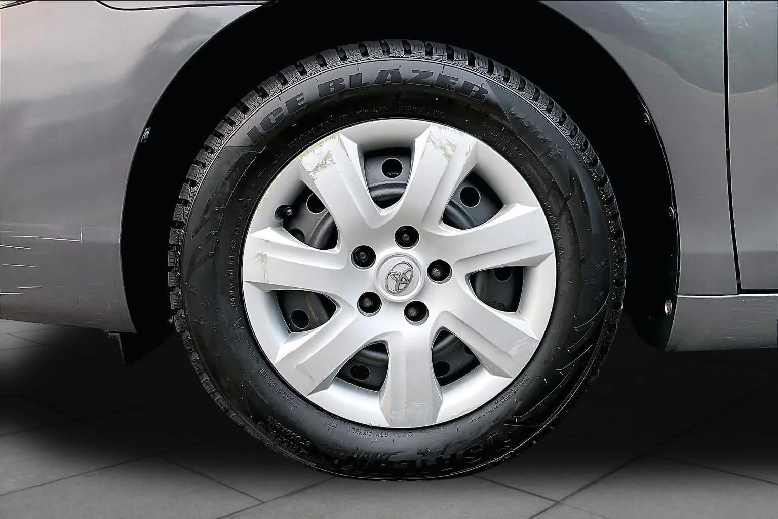 Used 2010 MAGNETIC GRAY MET. Toyota  image 10