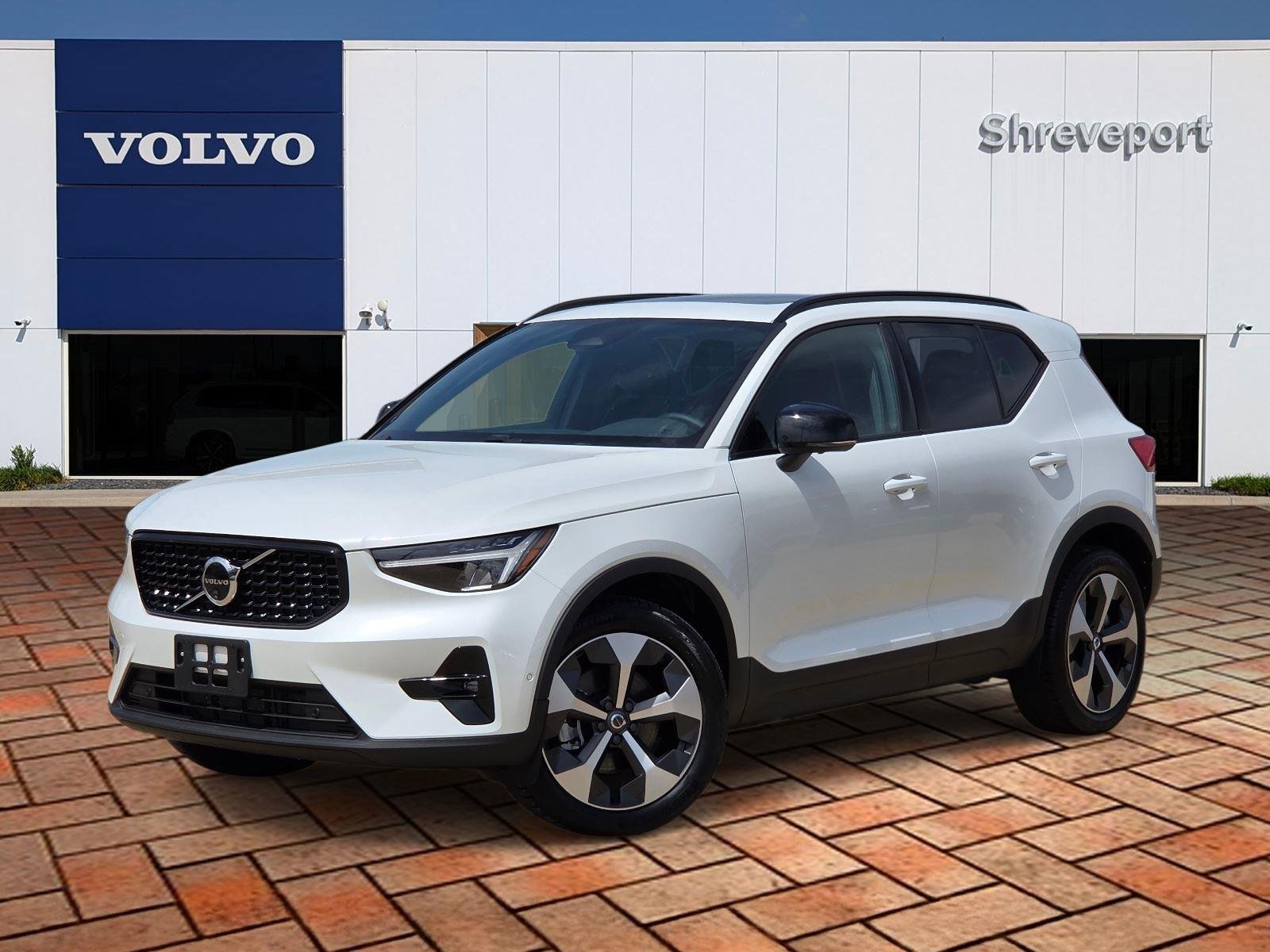 2025 Volvo XC40 B5 Plus Dark AWD's photo