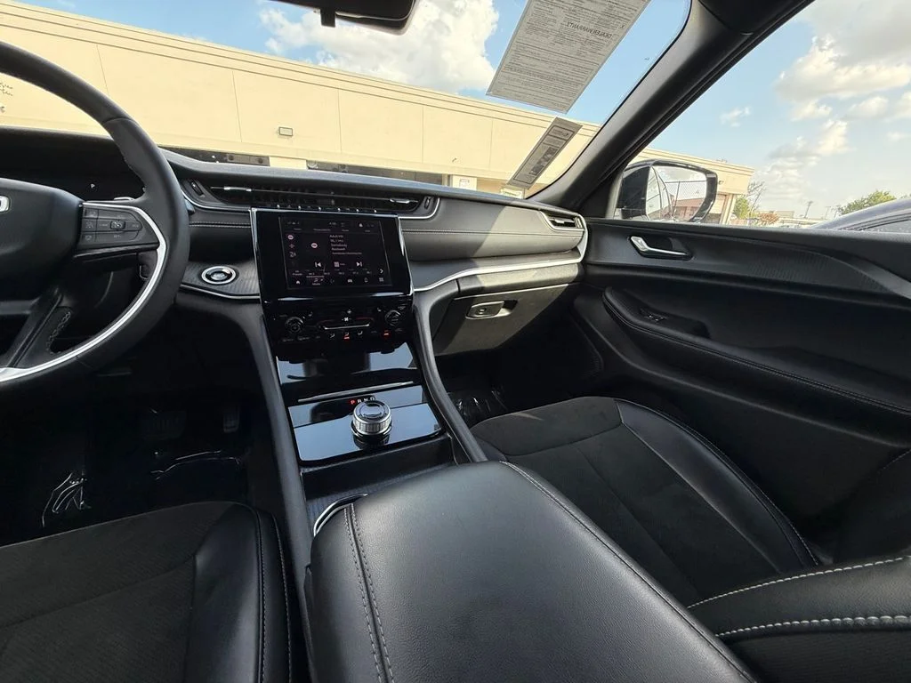 Used 2025 White Jeep Altitude image 15