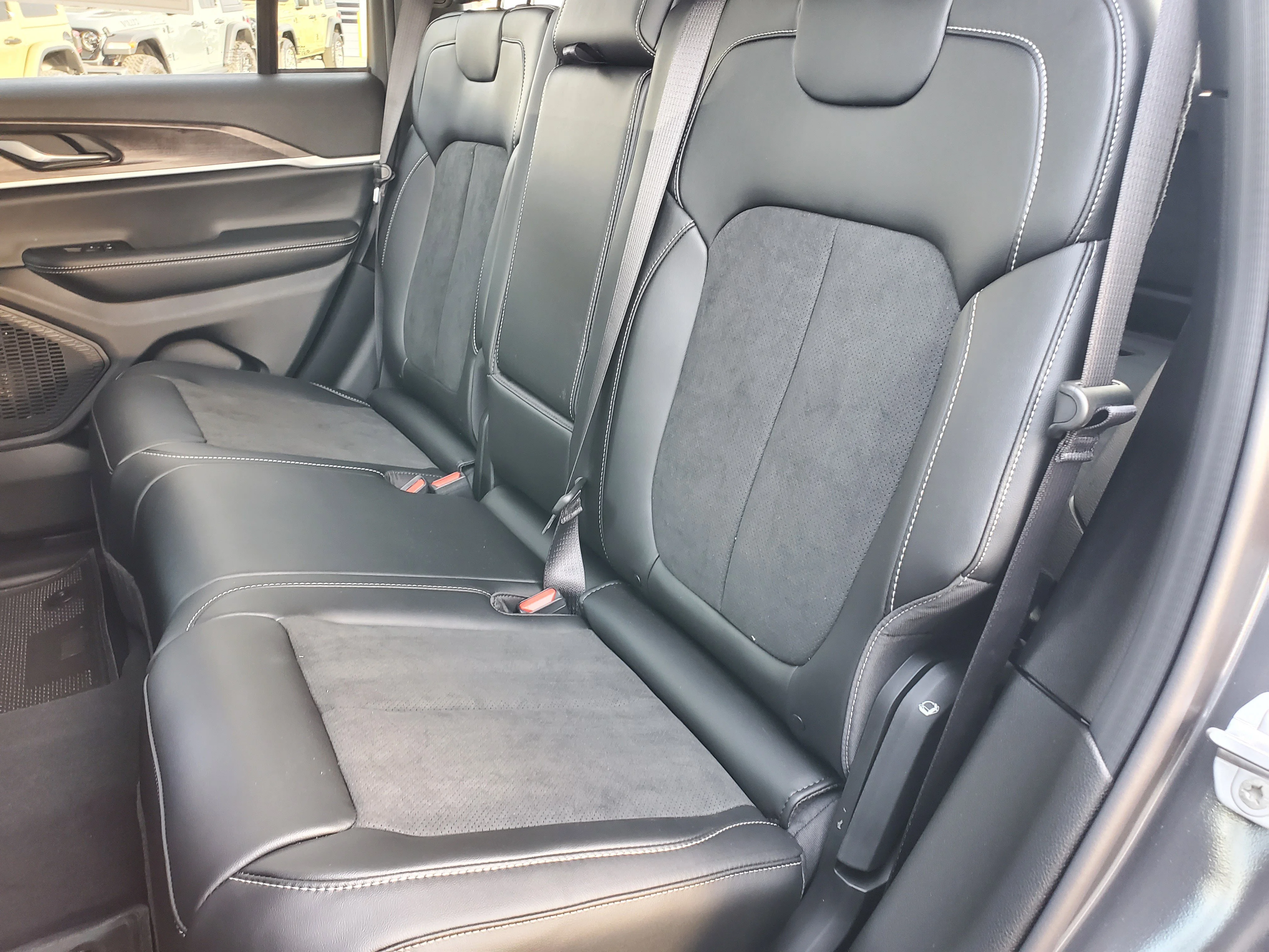New 2026 Baltic Gray Metallic Clear-Coat Exterior Paint Jeep Altitude image 15