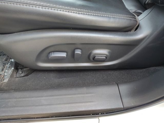 Used 2020 White Nissan Platinum image 24