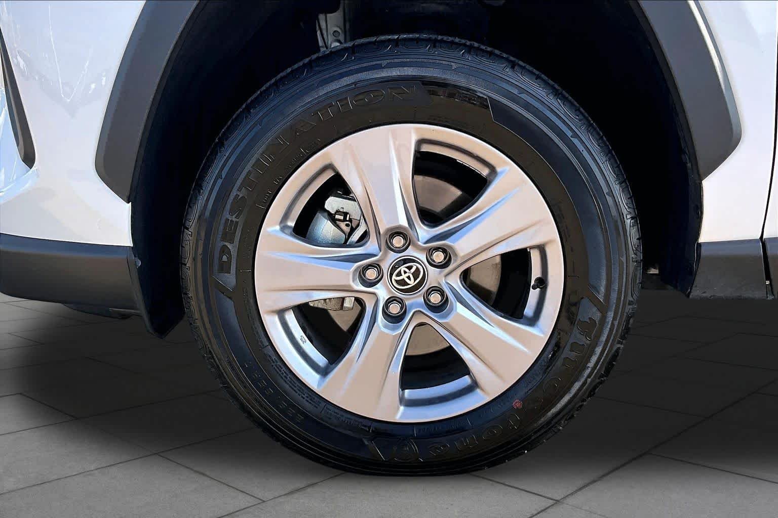 Used 2025 Ice Cap Toyota Hybrid XLE image 10