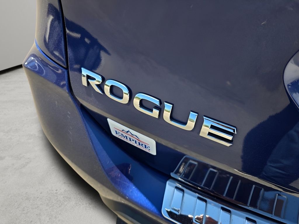 Used 2018 Caspian Blue Nissan SL image 17