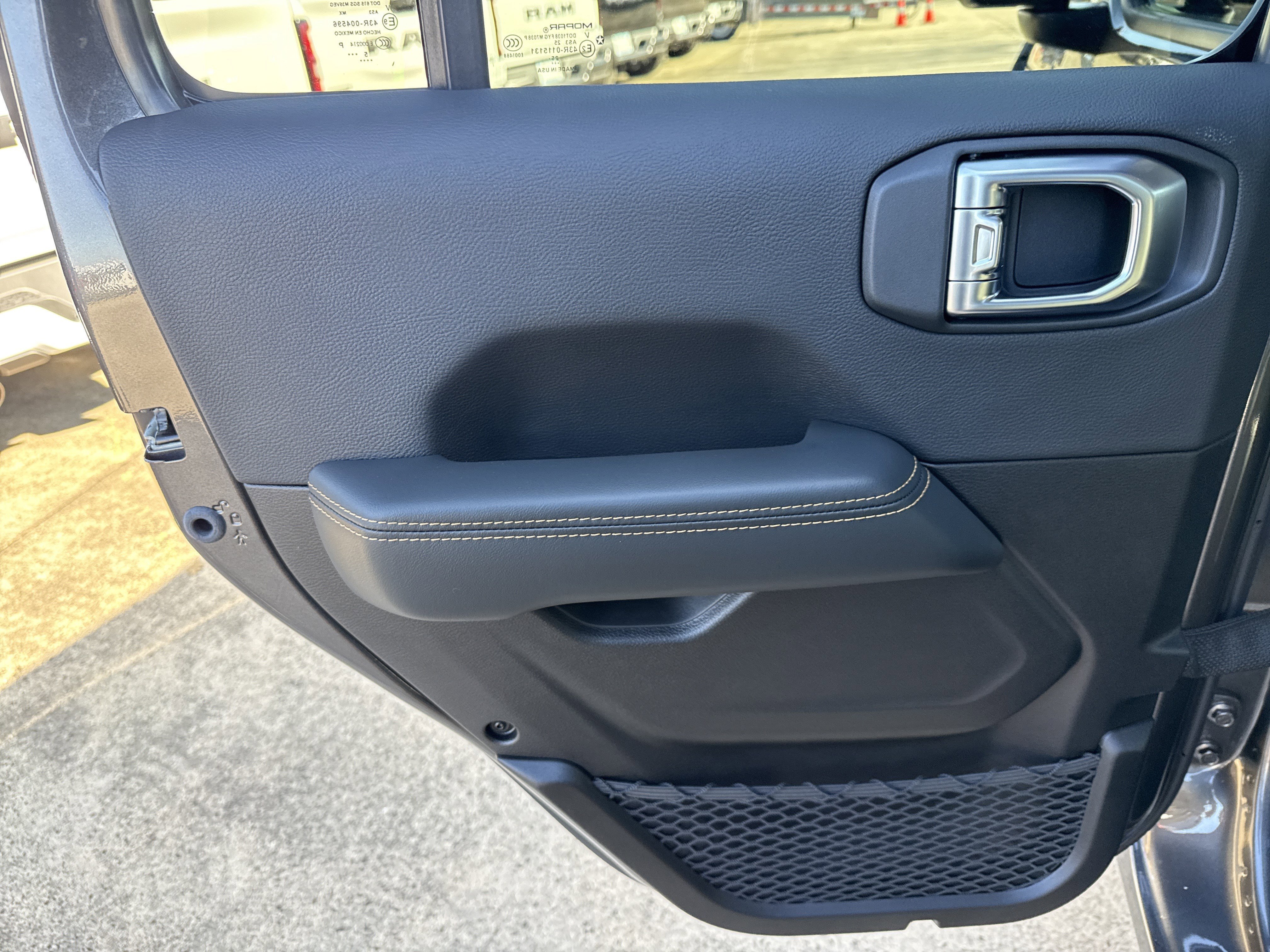New 2026 Granite Crystal Metallic Clearcoat Jeep Sahara image 24
