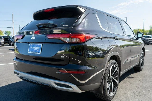 Used 2022 Black Mitsubishi  image 6