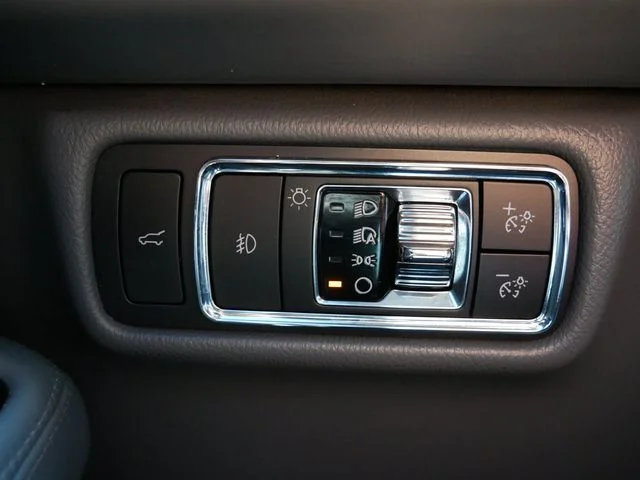 Used 2021 White Lincoln Reserve image 18