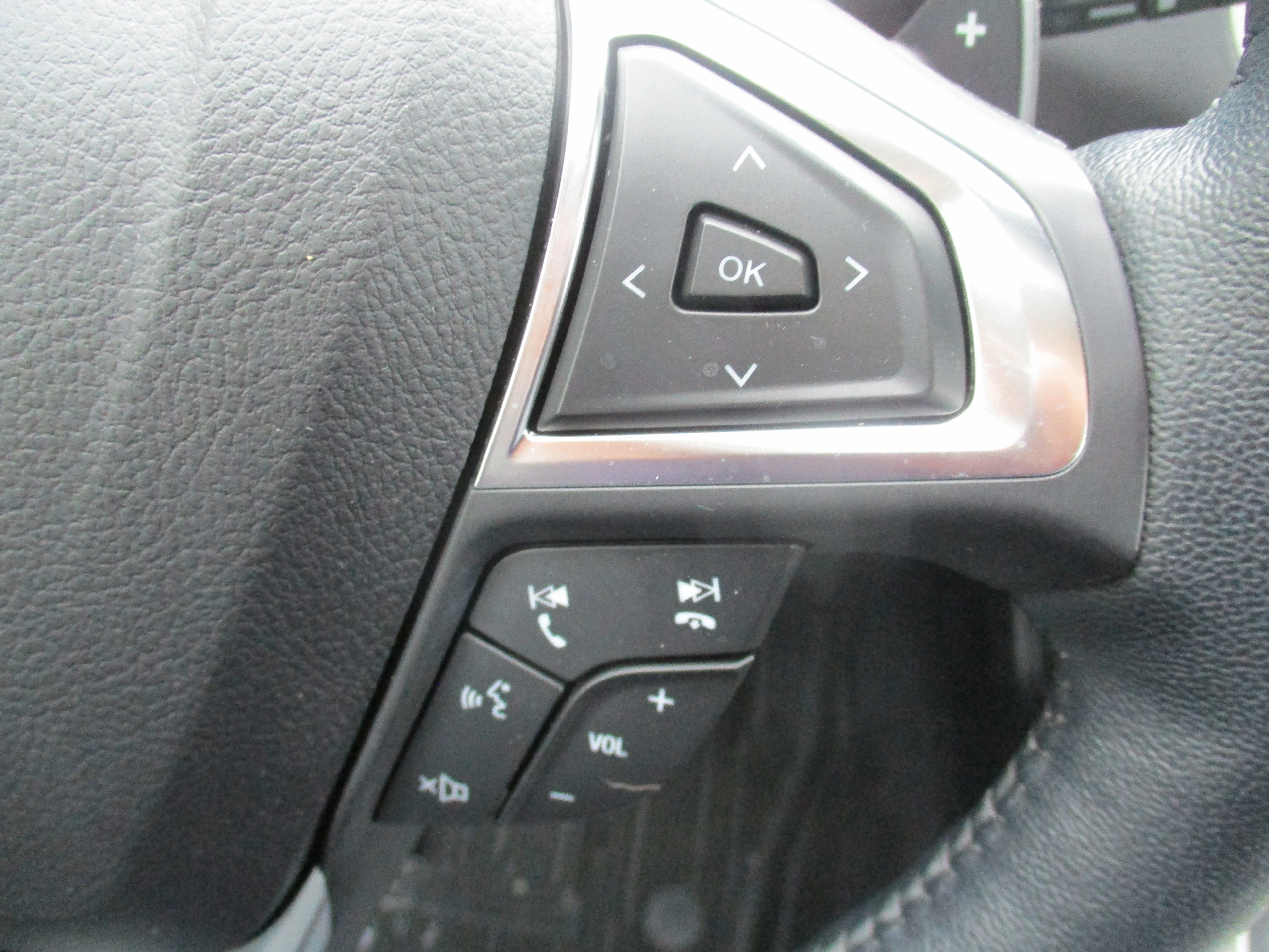 Used 2023 Agate Black Metallic Ford SEL image 9
