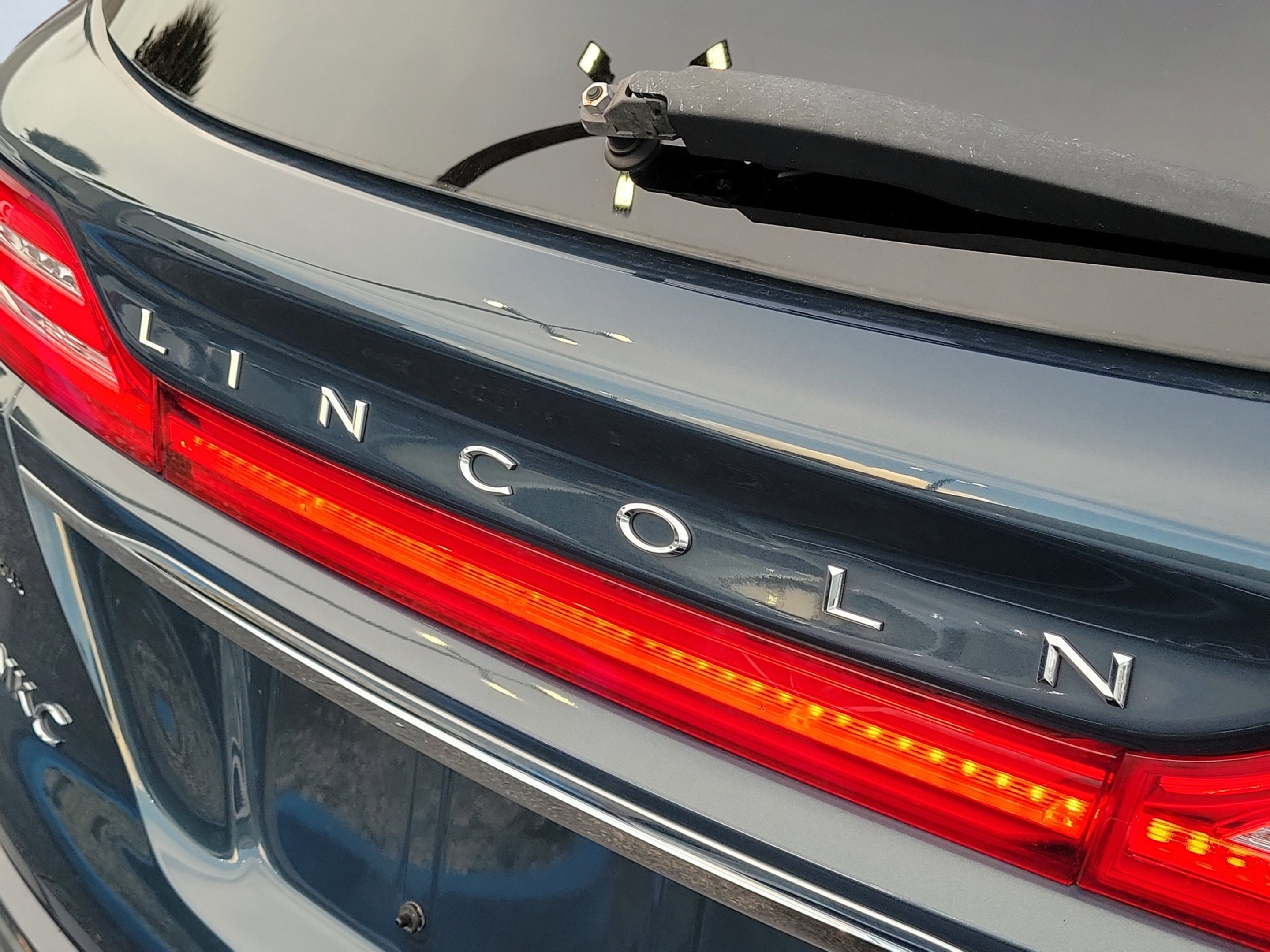 Used 2019 Sea Green Lincoln Standard image 5