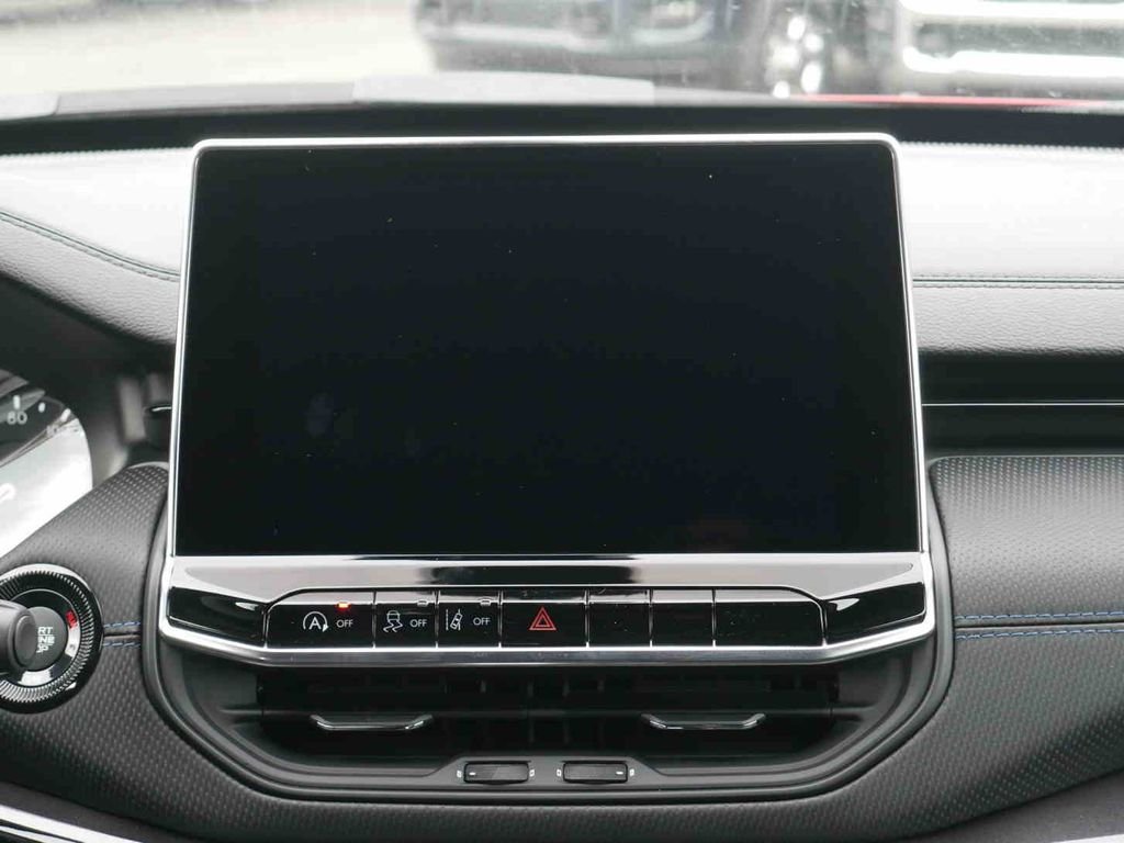 New 2026 Red Hot Pearl-Coat Exterior Paint Jeep Latitude image 7