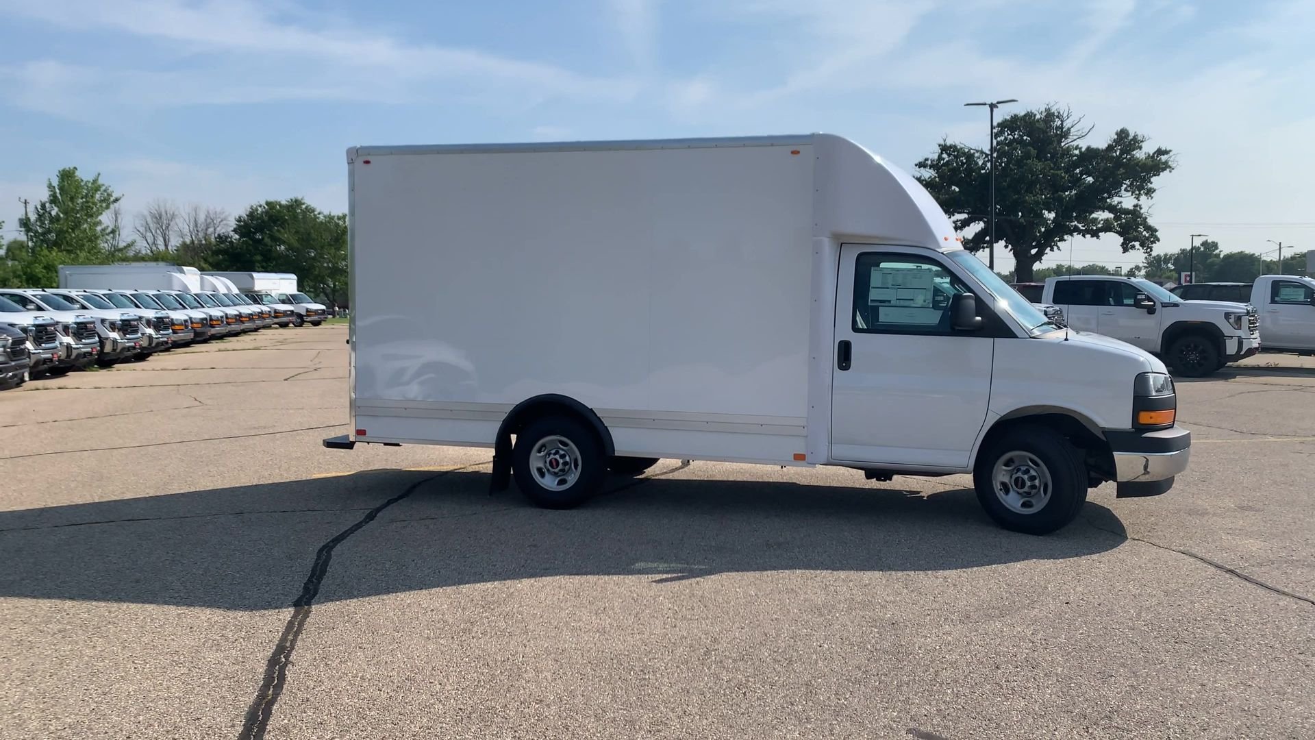 New 2025 Summit White GMC 1WT image 33