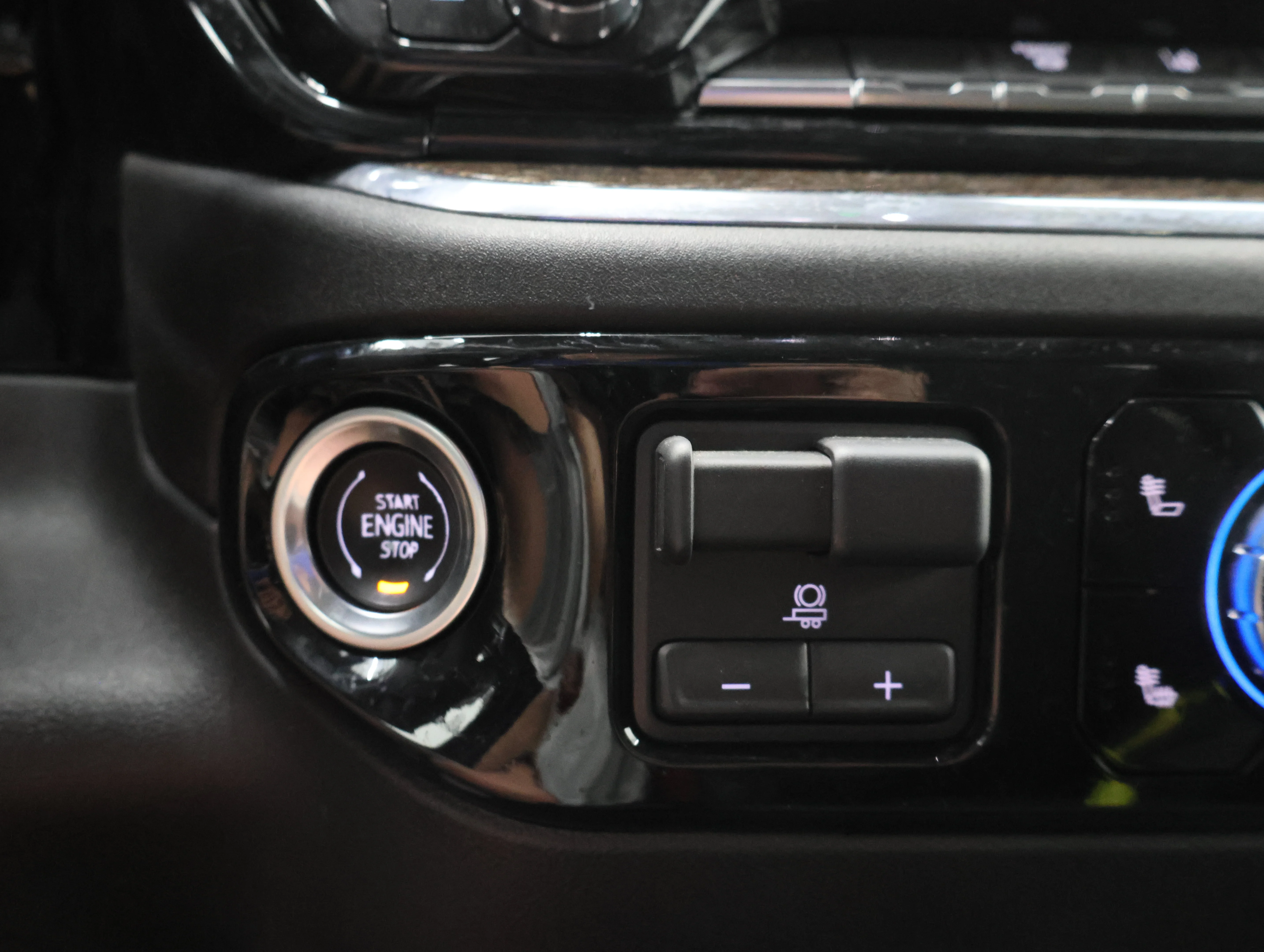 Used 2025 Summit White GMC SLE image 46