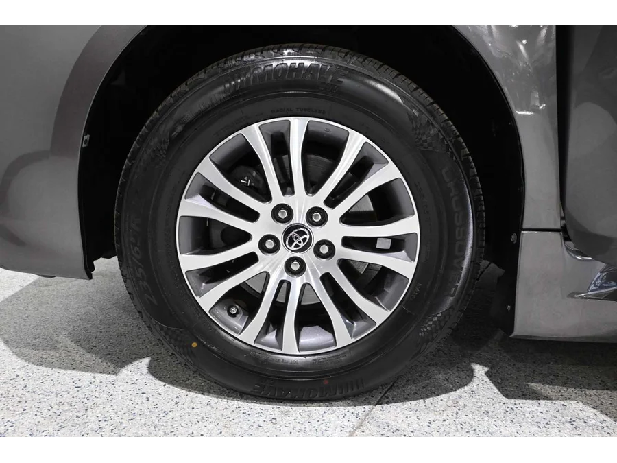 Used 2020 GRAY Toyota XLE Mobility Handicap Van image 12