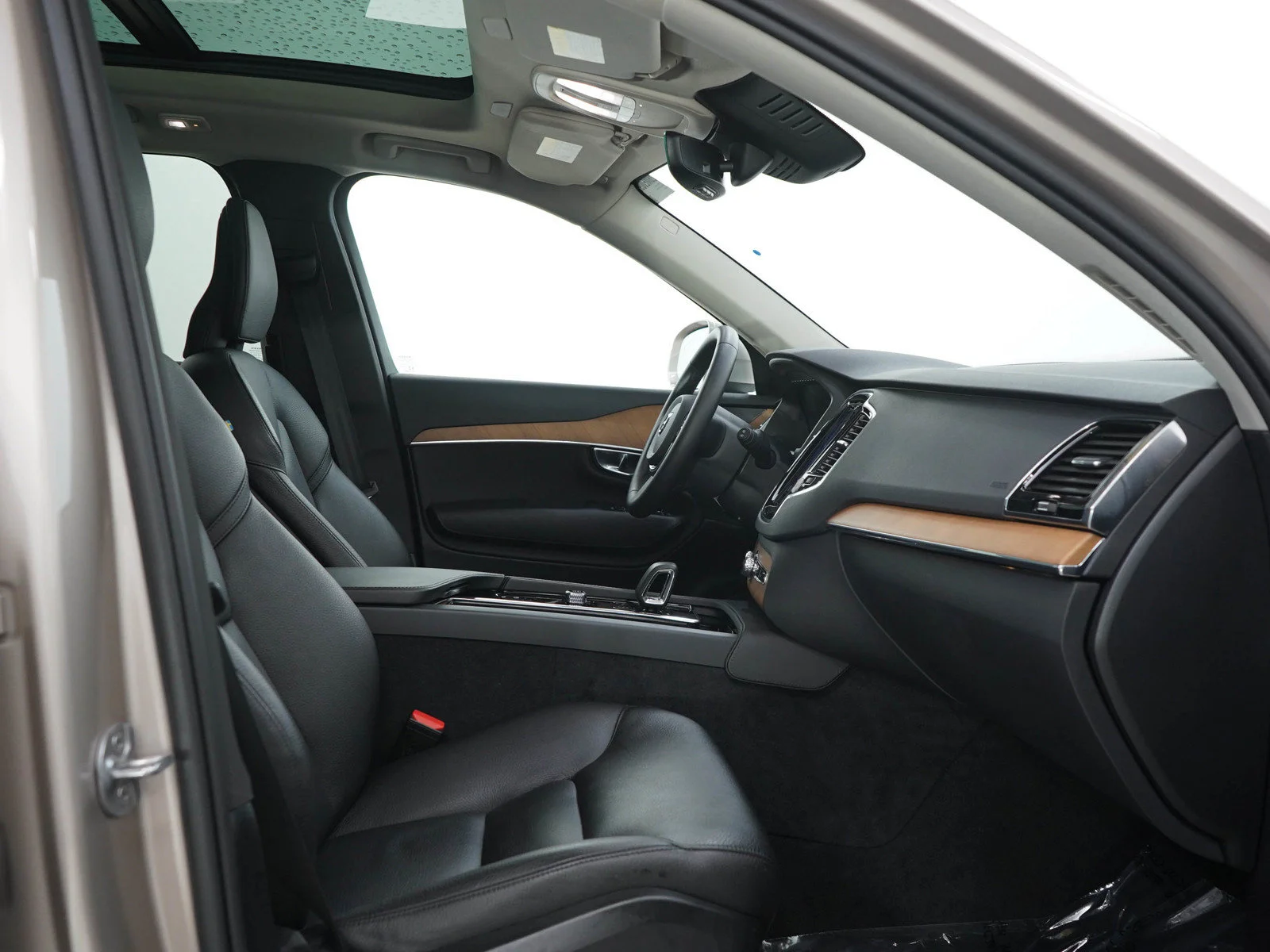 Used 2023 Dusk Metallic Volvo Plus image 13