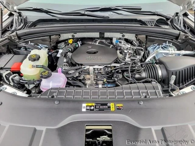 New 2026 Bright White Clear-Coat Exterior Paint Jeep Altitude image 8