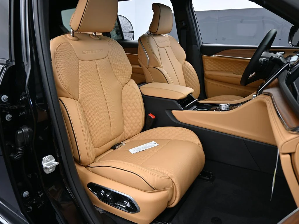 New 2025 Diamond Black Crystal Pearl-Coat Exterior Paint Jeep Summit image 43