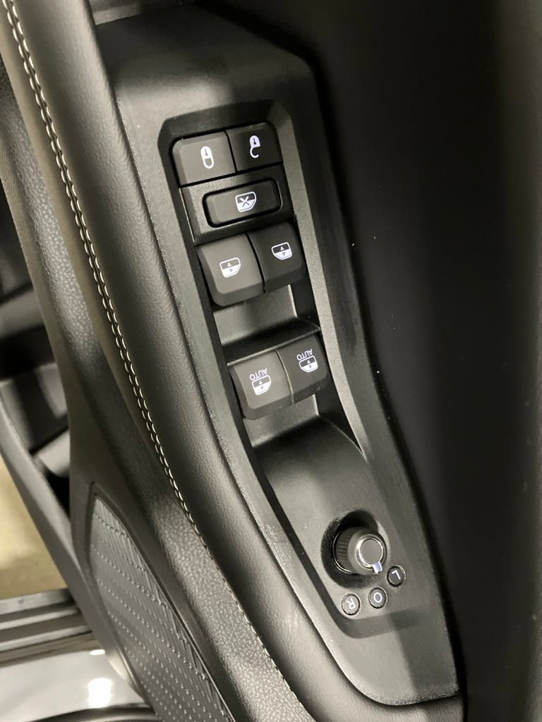 New 2026 Baltic Gray Metallic Clear-Coat Exterior Paint Jeep Laredo Altitude image 13