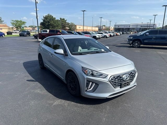 Used 2020 Silver Hyundai SE image 6