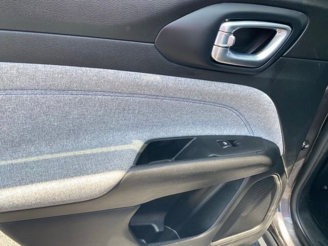 Used 2022 Granite Crystal Clearcoat Metallic Jeep Latitude image 30