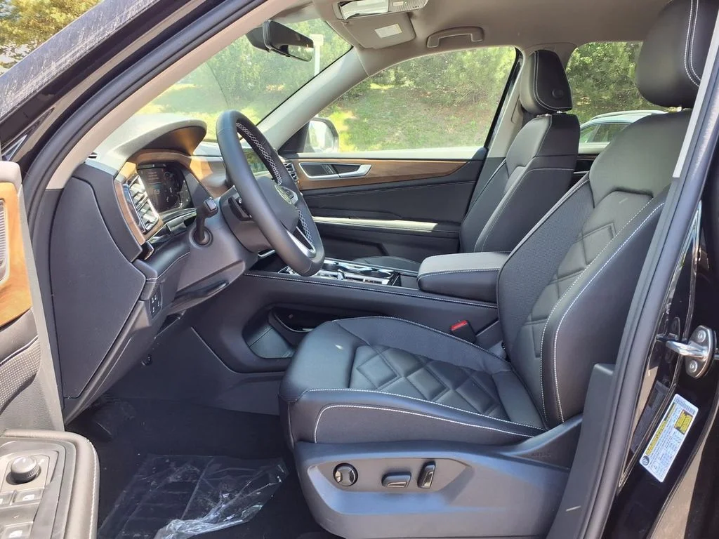 New 2026 Deep Black Pearl Volkswagen SE w/Technology image 6