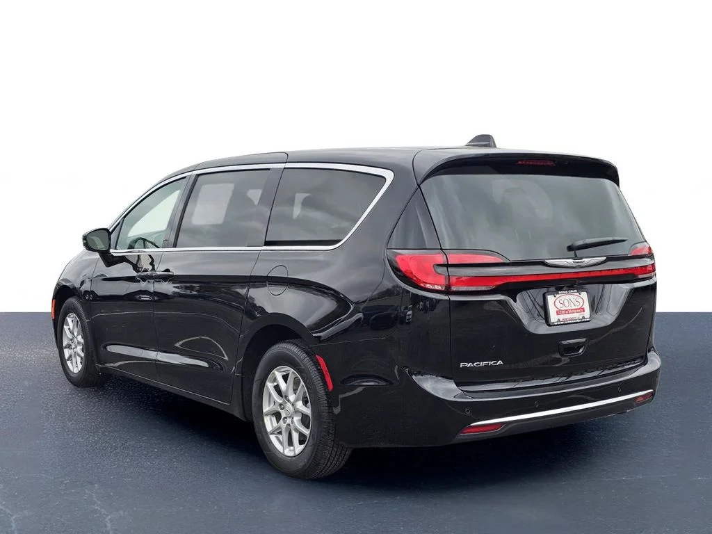 New 2026 Diamond Black Crystal Pearl-Coat Exterior Paint Chrysler Select image 12