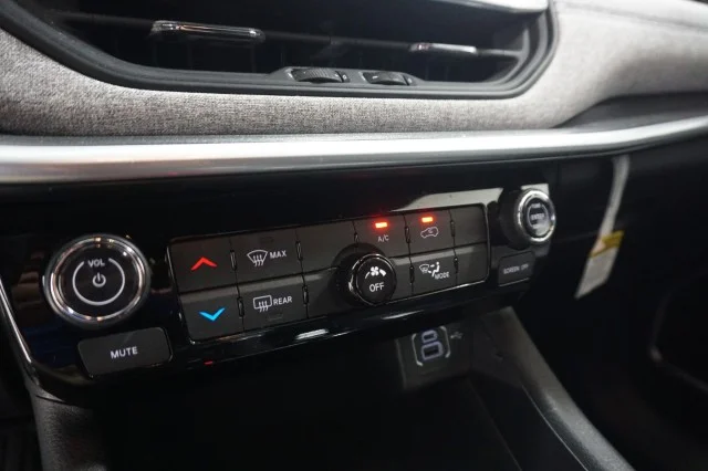 Used 2025 Diamond Black Crystal Pearlcoat Jeep Latitude image 33