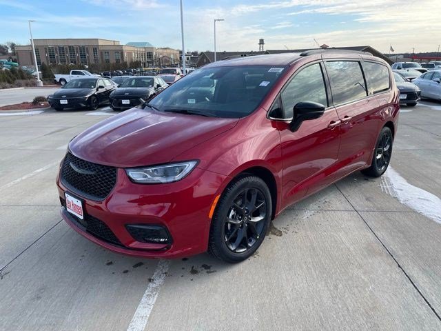 2026 Chrysler Pacifica Select's photo