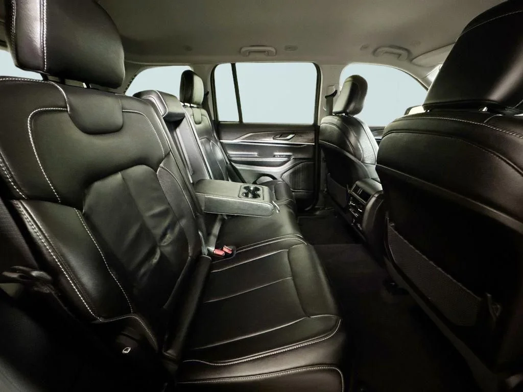 Used 2023 Velvet Jeep Limited image 18