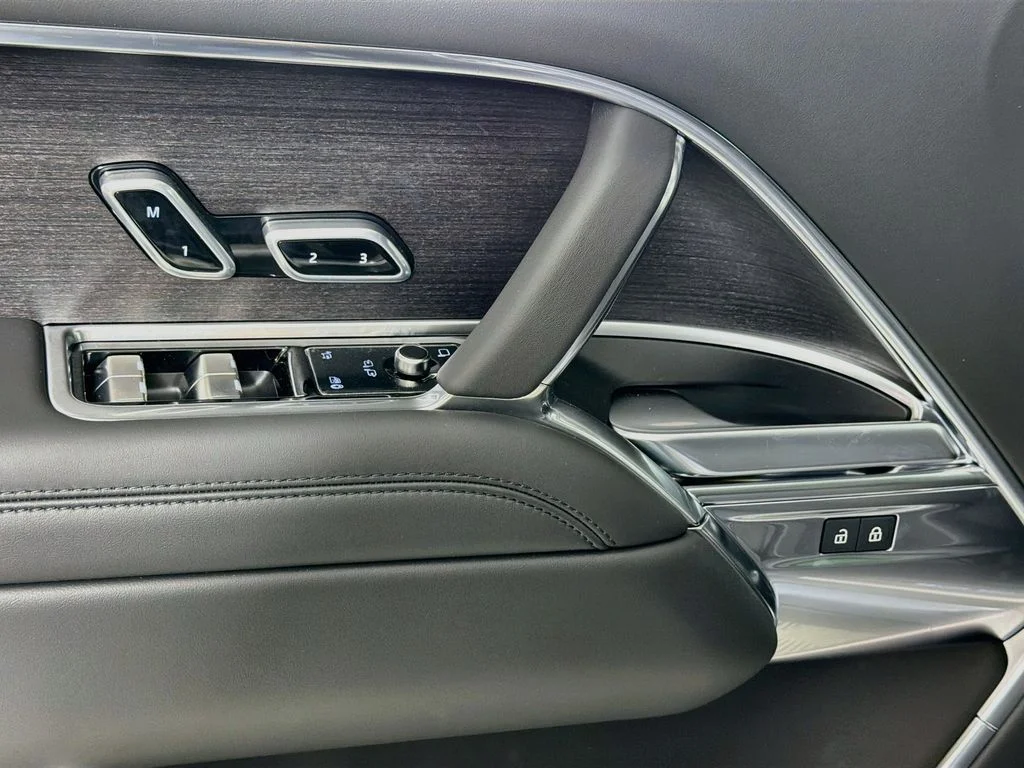 New 2026 Varesine Blue Land Rover SE image 18