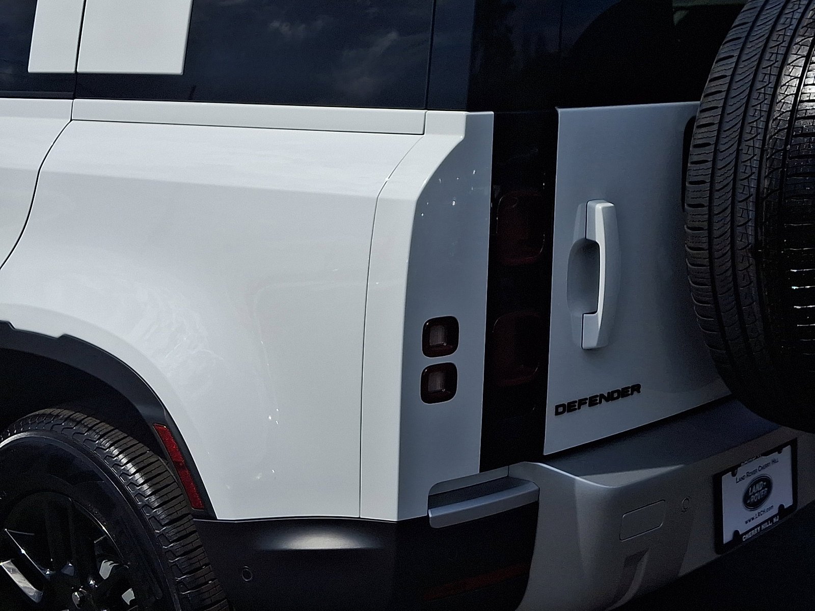 Used 2025 Fuji White   1Aa Land Rover S image 17