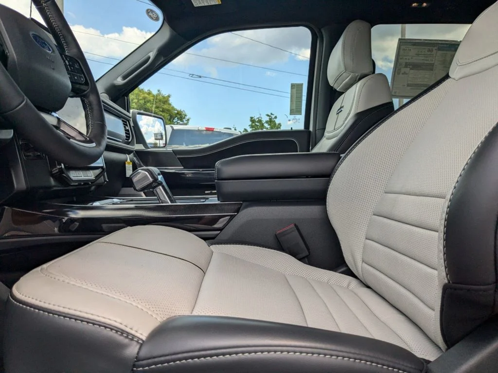 2025 Ford F-150 Lightning Platinum - Photo 14