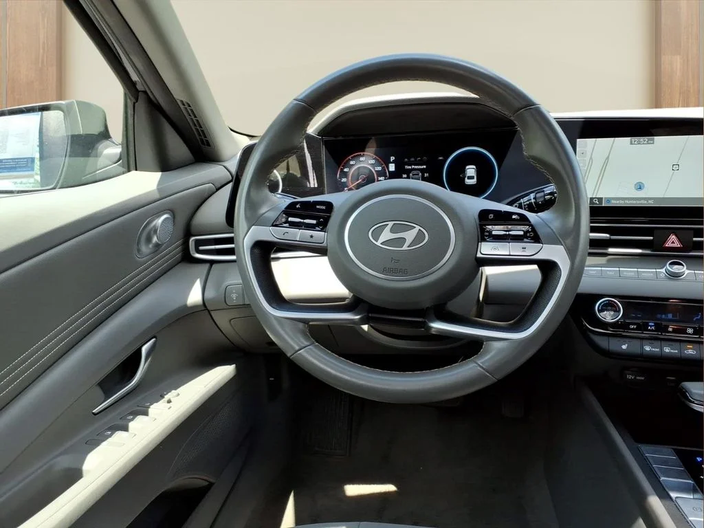 Used 2025 Black Hyundai SEL Convenience image 23
