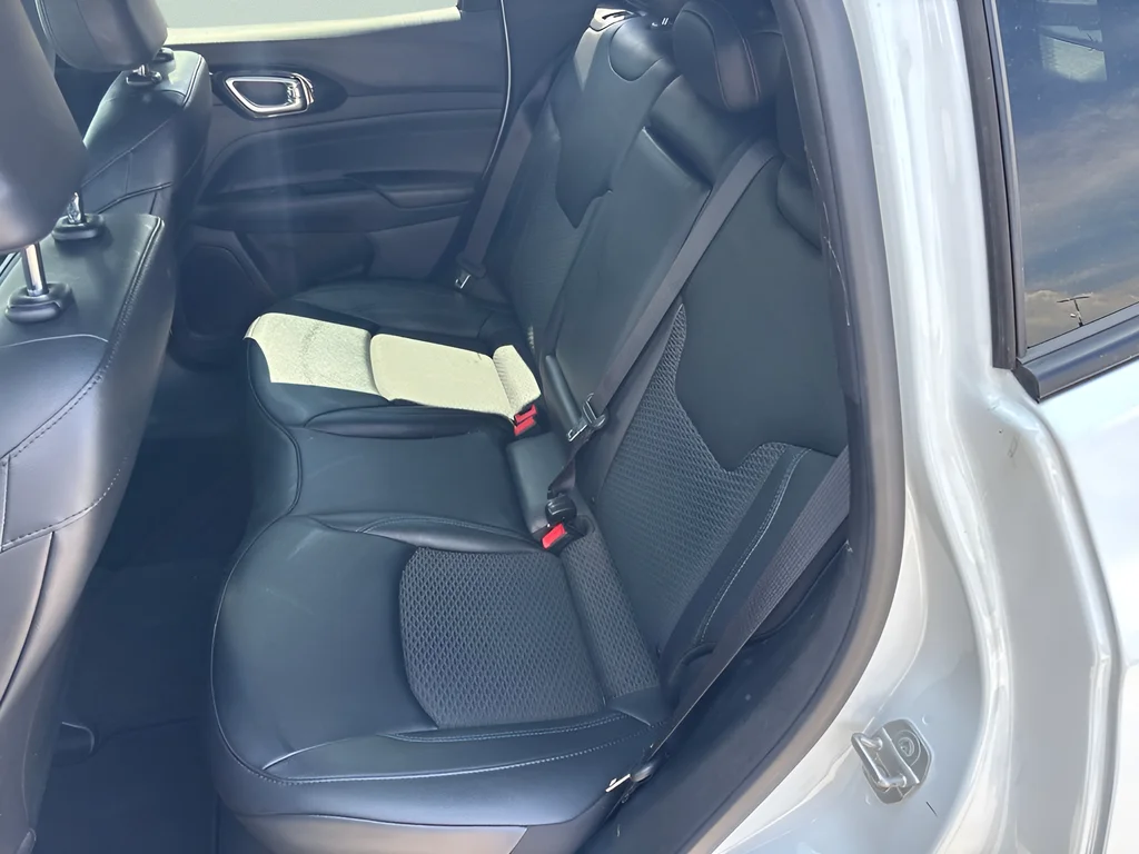 Used 2025 Bright White Clearcoat Jeep Latitude image 10