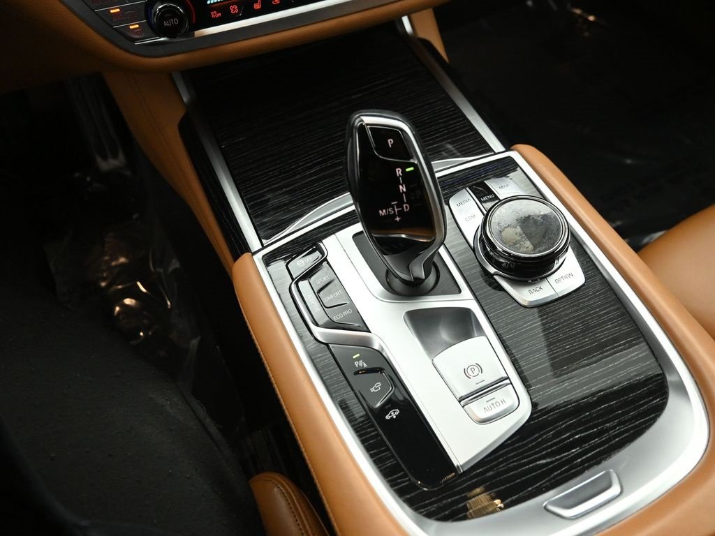 2022 BMW 750LI - Image 13