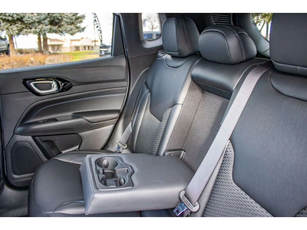 New 2026 Silver Zynith Metallic Clearcoat Jeep Latitude Altitude image 36