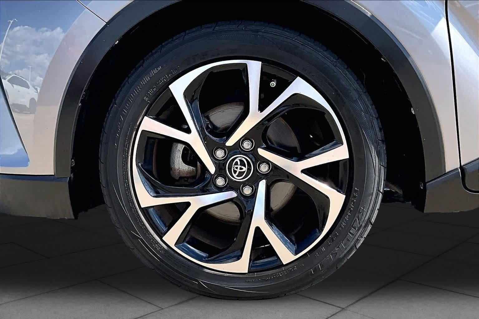 Used 2018 Silver Knockout Metallic Toyota XLE Premium image 10