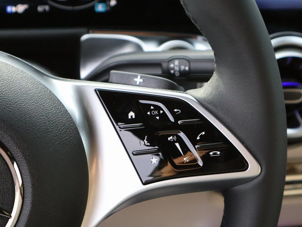 New 2026 Polar White Mercedes-Benz GLB 250 image 33