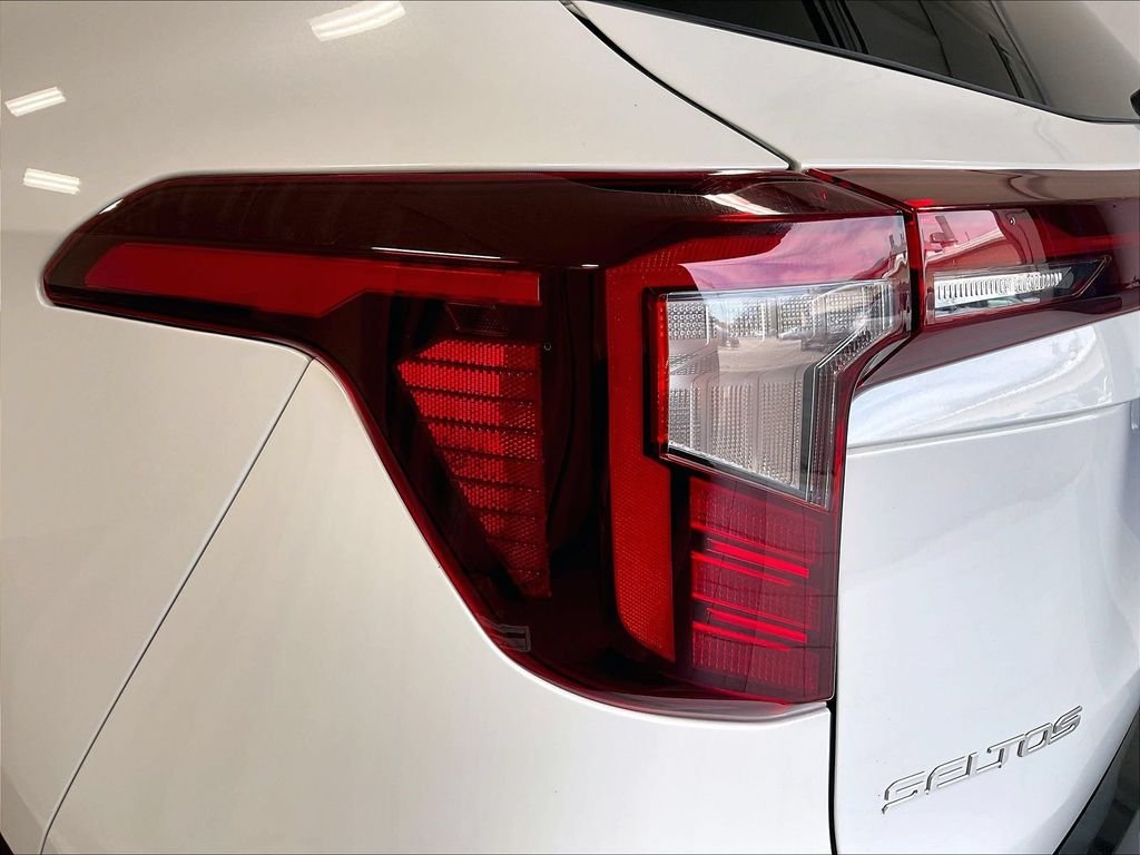 Used 2024 White Kia SX image 35