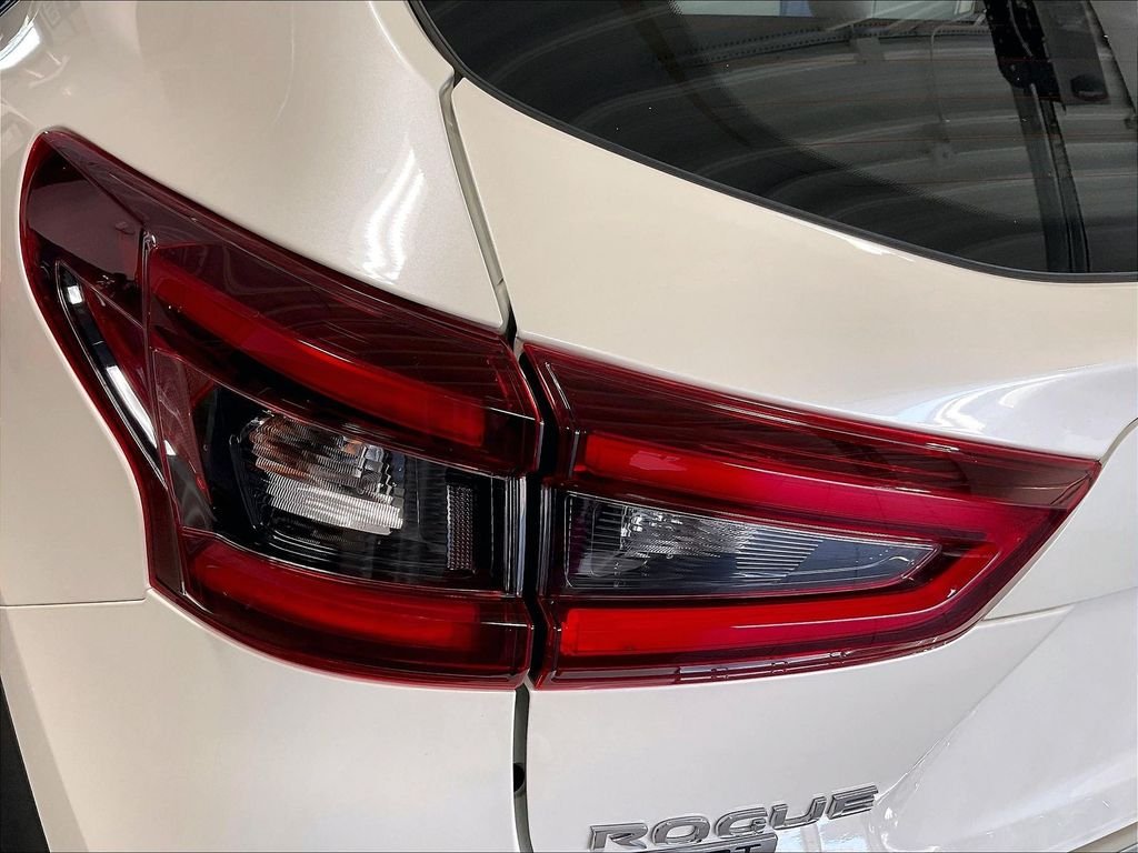 Used 2022 White Nissan SV image 33