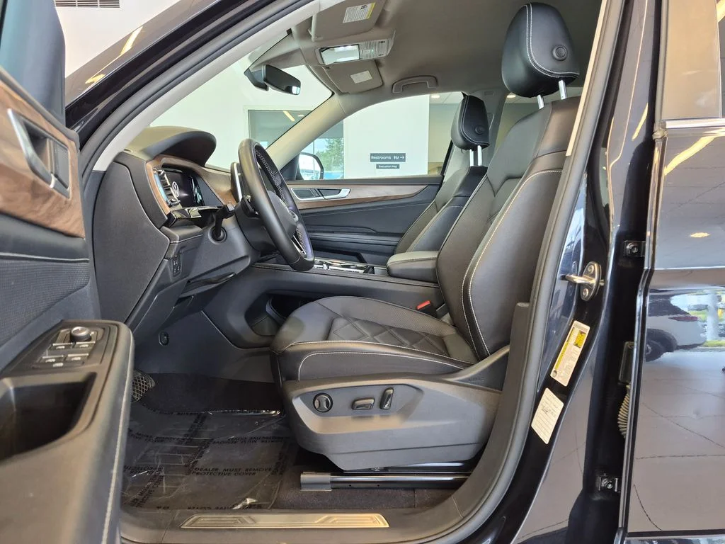 Used 2025 Black Volkswagen 2.0T SE w/Technology image 14