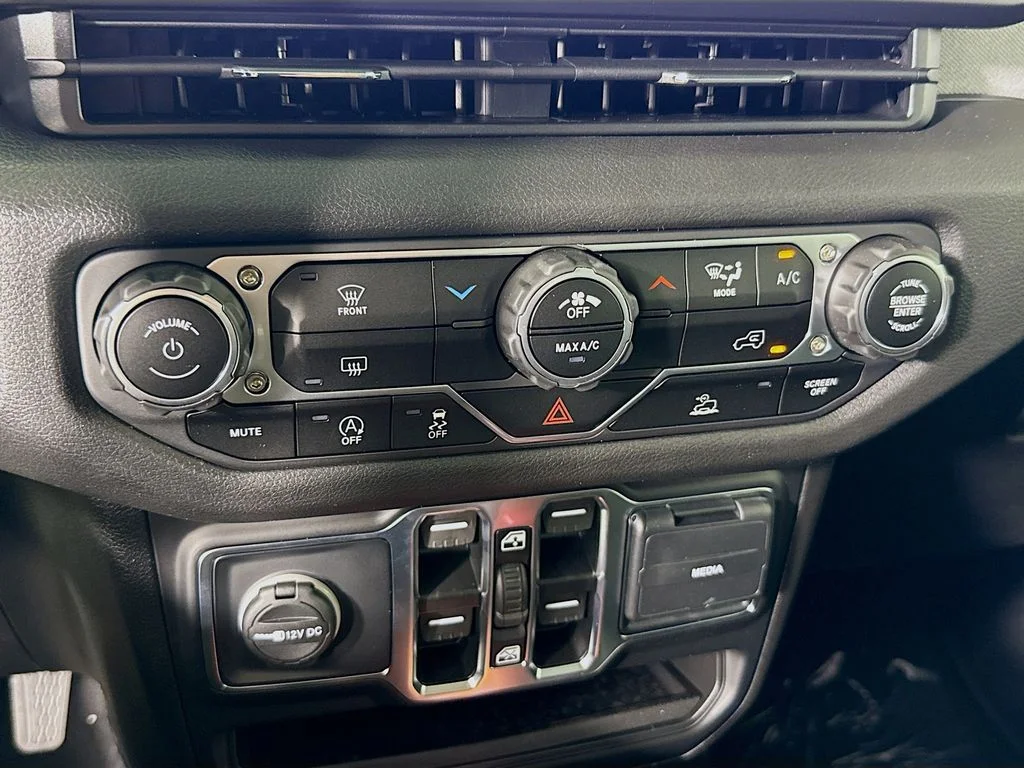 Used 2025  Jeep Sport image 16