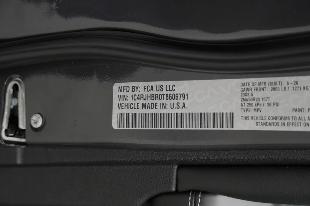 New 2026 Baltic Gray Metallic Clear-Coat Exterior Paint Jeep Limited Reserve image 39