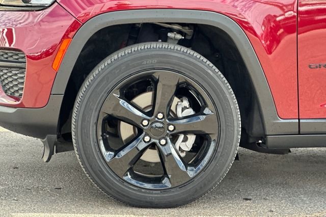 Used 2023 Red Jeep Altitude image 25