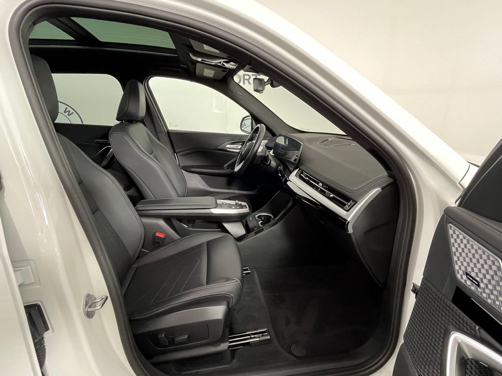 Used 2024 White BMW xDrive28i image 23