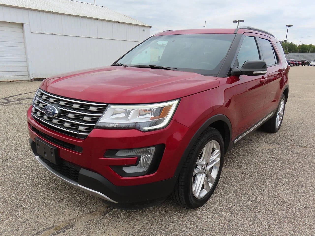 Used 2017 Ruby Red Metallic Tinted Clearcoat Ford XLT AWD 4dr SUV image 1