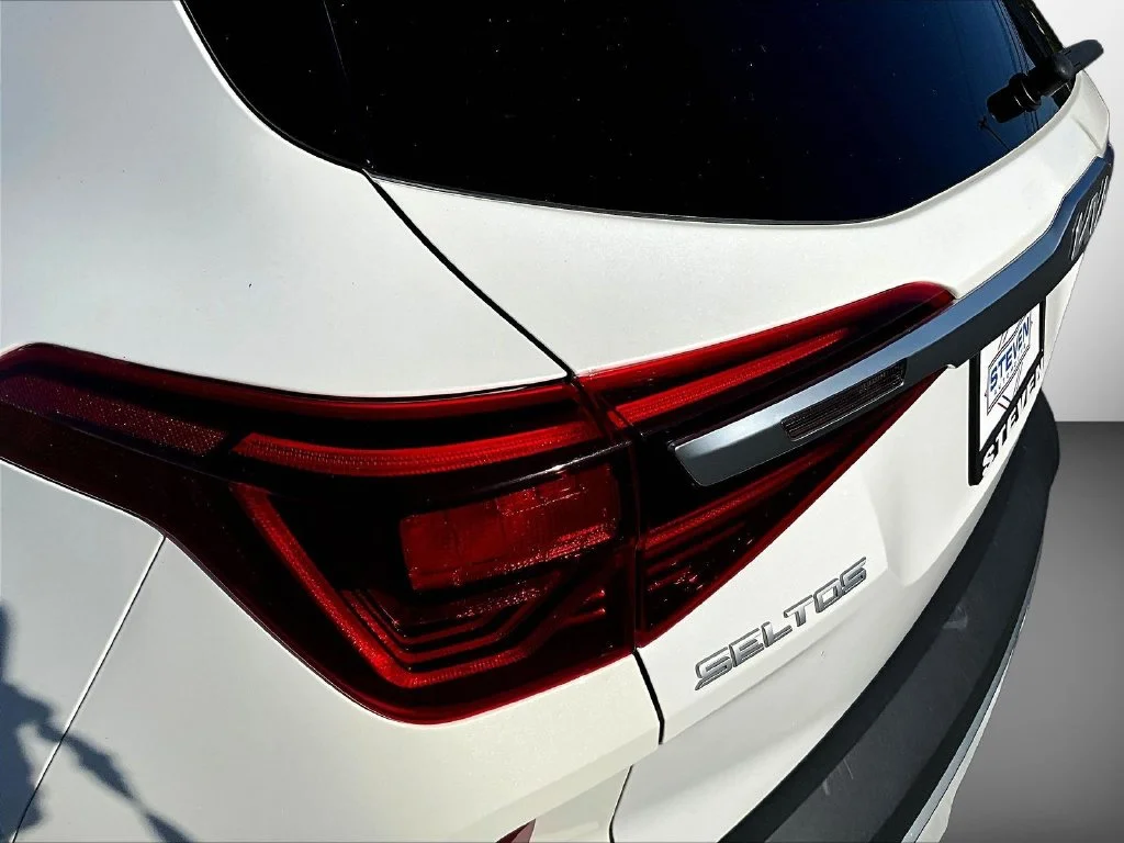 Used 2023 White Kia SX image 24